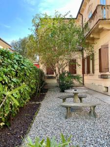 a couple of benches sitting in front of a building at Dimora Montecchi in Verona