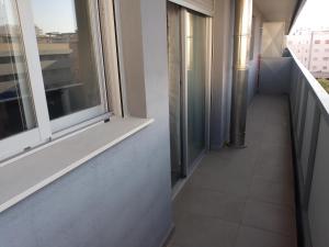 pasillo en un edificio con ventana en Apartamento nuevo en el centro de Gandía, en Gandía