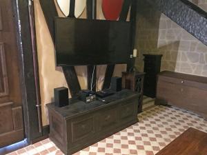 Televisyen dan/atau pusat hiburan di Ferienwohnung Wachstube mit 3 Schlafräumen