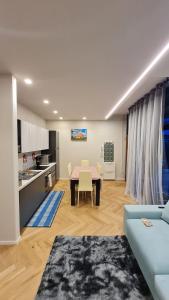 Il comprend un salon avec une table et une cuisine. dans l'établissement Apartament Bologna-Stadio 2, à Bologne