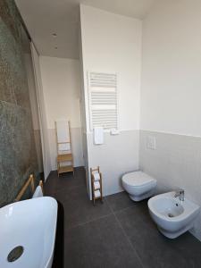 een witte badkamer met een wastafel en een toilet bij Pangea in Trani