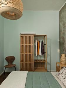 een slaapkamer met een bed en een houten kast bij Pangea in Trani