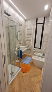La salle de bains est pourvue de 2 lavabos et d'une douche en verre. dans l'établissement Apartament Bologna-Stadio 2, à Bologne