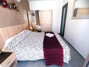 sypialnia z dużym łóżkiem w pokoju w obiekcie Central 2BR Apartment with Balcony by Apricus Design w mieście Msida