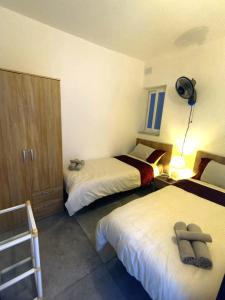 pokój hotelowy z 2 łóżkami i lampą w obiekcie Central 2BR Apartment with Balcony by Apricus Design w mieście Msida