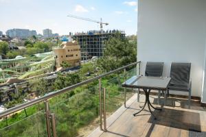 Апартаменты в Аркадии - Arcadia Sky Apartments的阳台或露台