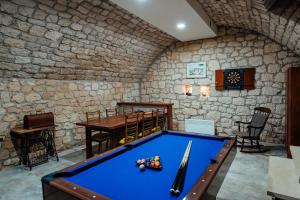 イモツキにあるLovely House Mara, Imotski.の石壁の部屋のビリヤード台