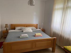 um quarto com uma cama com três almofadas em Atlantis Home em Kulen Vakuf