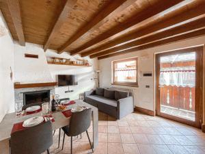 ein Wohnzimmer mit einem Tisch und einem Sofa in der Unterkunft Villetta a schiera, giardino privato e box doppio in San Pietro
