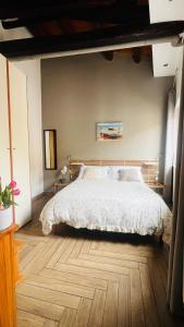 Schlafzimmer mit einem Bett und Holzboden in der Unterkunft Kasa Kala Rooms & Apartments in Palermo