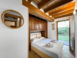 Schlafzimmer mit einem Bett und einem Spiegel an der Wand in der Unterkunft Villetta a schiera, giardino privato e box doppio in San Pietro