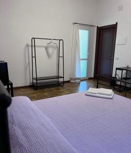 a bedroom with a purple bed and a mirror at Bidd’e Majori in San Priamo