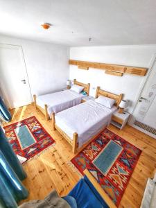2 camas en una habitación con suelo de madera en Dahabiya Nile Sailing-Safiya-Aswan to Luxor-every Friday-4 days-3 nights en Asuán
