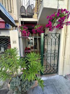 昂蒂布的住宿－CREW KEY WEST，有一扇门,里面装着一束植物和花