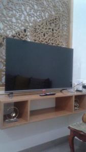TV a/nebo společenská místnost v ubytování Appartement meublé ennasr49