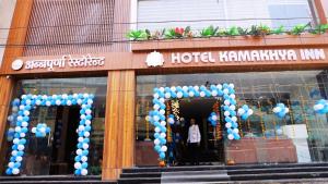 una tienda con globos azules y blancos en la ventana en Hotel Kamakhya Inn By BookingCare, en Chhatarpur