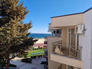 einen Balkon eines Gebäudes mit Blick auf den Strand in der Unterkunft Apartment Kalin complex Aurelia-RAVDA in Nessebar