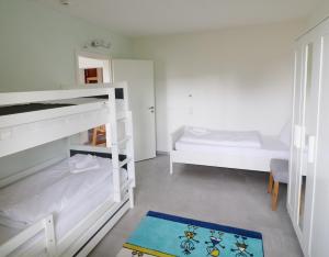 - une chambre avec 2 lits superposés et un tapis dans l'établissement Spechtsboden C4- hochwertige Ferienwohnung mit 2 Schlafzimmer in Todtnauberg- Ski In and ski out, Feldberg, à Todtnauberg