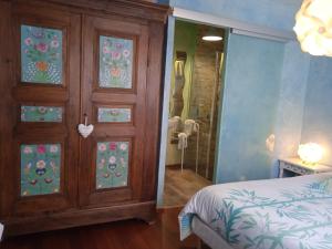 Letto o letti in una camera di Appartements & Chambres Les Loges du Capucin