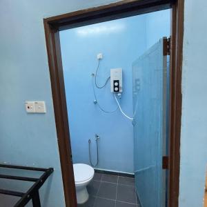 een badkamer met een douche en een toilet. bij Memory Lane Tioman in Tioman Island