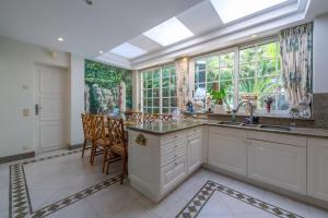 una cocina con fregadero y ventana en Villa de luxe à Cap-d'Ail, en Saint-Antoine