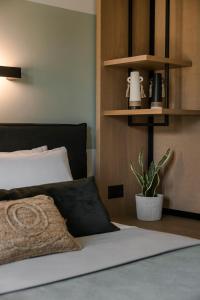 een slaapkamer met een bed en een plank bij APARKTION THE ZEPHYRUS STUDIO in Lixouri