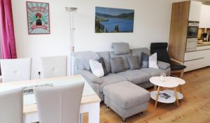 ein Wohnzimmer mit einem Sofa und einem Tisch in der Unterkunft Kurhotel Schluchsee App 1321 - Schwarzwälder Kirsch - mit Indoorpool, Schluchsee in Schluchsee