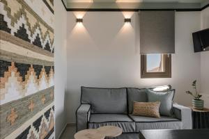 een woonkamer met een bank en een tafel bij APARKTION THE ZEPHYRUS STUDIO in Lixouri