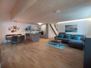 uma sala de estar com um sofá e uma mesa em Haus Wiesenquelle - Fewo 14 "Timeout", Feldberg em Feldberg