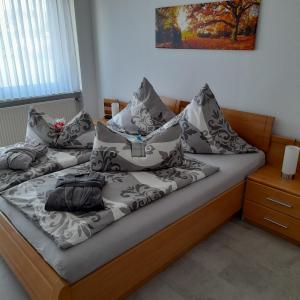 two beds with pillows on them in a bedroom at Bichlhof Bärfra Ferienwohnung Hunsrück in Morbach