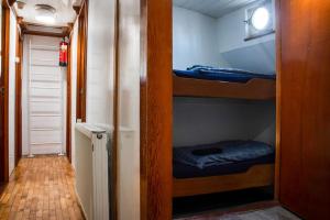 Tempat tidur susun dalam kamar di Uniek verblijf op slaapschip (tot 20 personen) nabij het centrum van Leeuwarden