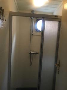 y baño con ducha y cortina. en Uniek verblijf op slaapschip (tot 20 personen) nabij het centrum van Leeuwarden, en Leeuwarden