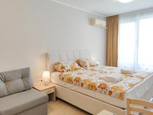 A bed or beds in a room at Royal Sun Holiday Apartments Még 37 kép