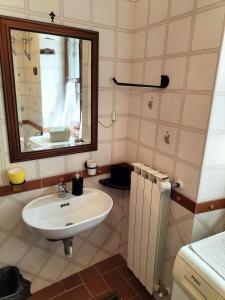 y baño con lavabo y espejo. en La Piazzetta - Locazione turistica nel centro storico di Acquasparta, en Acquasparta