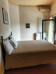 1 dormitorio con 1 cama grande en una habitación en La Piazzetta - Locazione turistica nel centro storico di Acquasparta, en Acquasparta