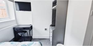 Dormitorio con escritorio, cama, escritorio y silla en Lovely Room at The Burford Hideaway, en Nottingham