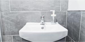 un lavabo con un grifo encima en Lovely Room at The Burford Hideaway, en Nottingham 24 fotos más