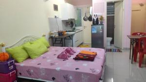 - un lit rose dans une chambre avec cuisine dans l'établissement Azin Ramli Playhouz, à Seri Kembangan