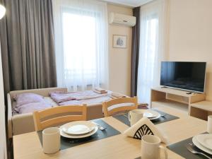 A television and/or entertainment centre at Royal Sun Holiday Apartments