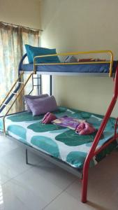 Ce lit superposé se trouve dans un dortoir doté de 2 lits superposés. dans l'établissement Azin Ramli Playhouz, à Seri Kembangan