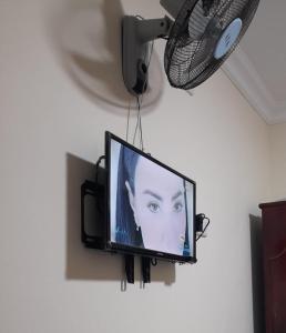 TV de pantalla plana colgada en una pared con ventilador en قريه جرين لاند العريش, en El Arish