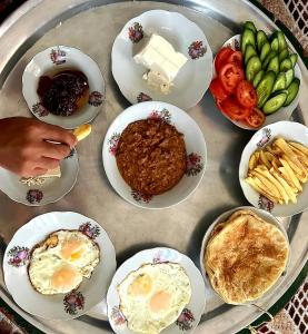 einen Tisch voller Teller mit Lebensmitteln auf einem Tisch in der Unterkunft Alam B&B Luxor in Luxor