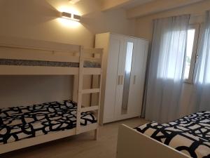 1 dormitorio con 2 literas y ventana en Conca d'oro B&B and Apartments, en Nago-Torbole