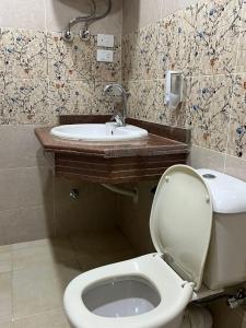 uma casa de banho com um WC e um lavatório em Pyramids Masr no Cairo