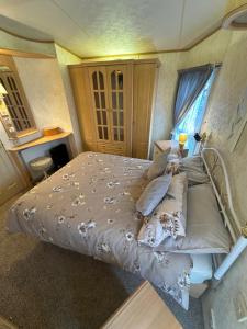 um quarto com uma cama grande num quarto em 6 berth Waterside Ingoldmells S11 SANTANAVAN 2 em Ingoldmells