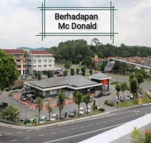 un panneau indiquant « Benedazan MDBD » au sommet d'un bâtiment dans l'établissement Azin Ramli Playhouz, à Seri Kembangan