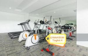 une salle de sport avec plusieurs vélos d'exercice dans une pièce dans l'établissement Azin Ramli Playhouz, à Seri Kembangan