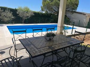 Bazén v ubytovaní Tres Hermanos CON PISCINA PRIVADA alebo v jeho blízkosti