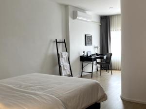 Postel nebo postele na pokoji v ubytování Your Local Spacious 3-Story Home, Rooftop Views & King Beds near Night Bazaar
