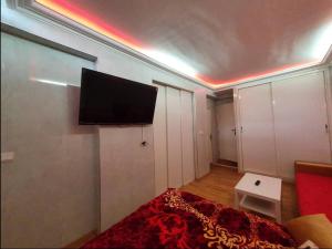 Studio Cosy moderne et climatisé في الرباط: غرفة مع تلفزيون بشاشة مسطحة على الحائط